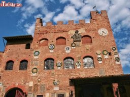 il_palazzo_pretorio_in_centro_al_borgo_di_certaldo_alto_in_toscana